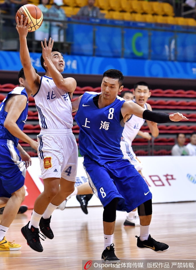 上海队球员施宇晨在对方严密防守下强行突破,他面部肌肉紧绷,眼中只有篮筐的方向。