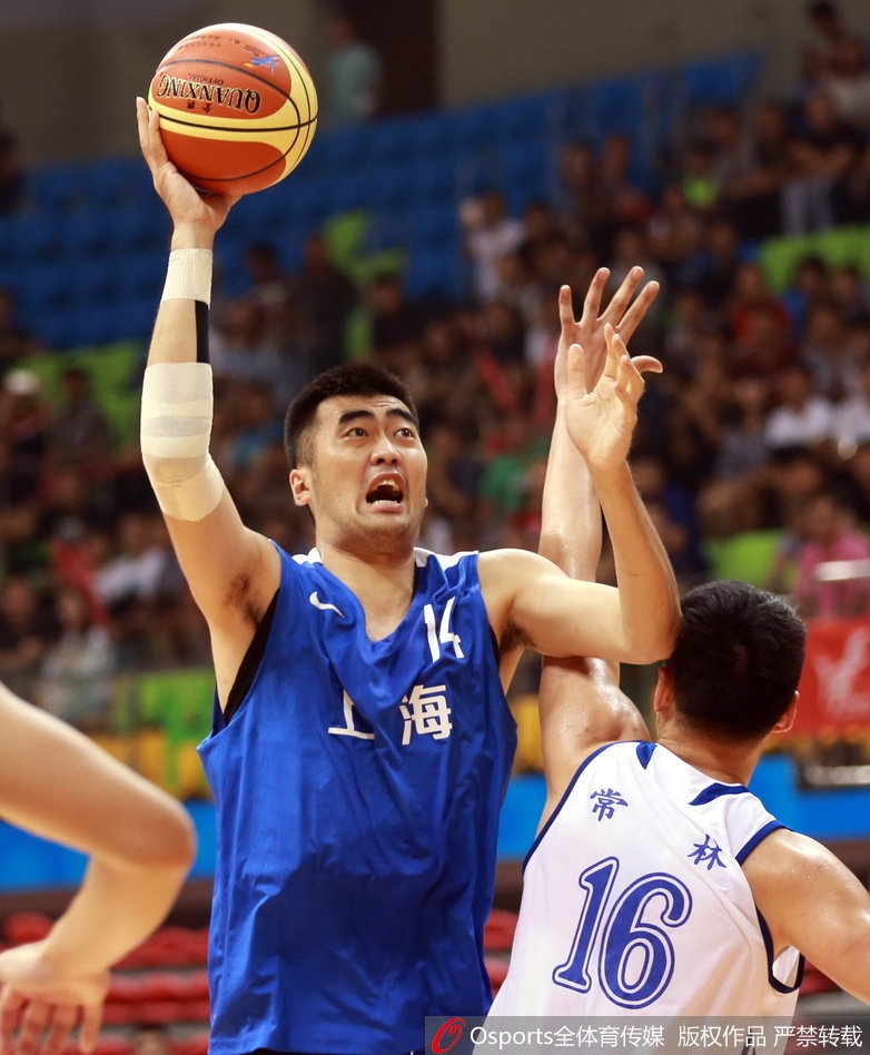 面对场上不利局面,北京队主教练雅尼斯在场边焦急地用手势指挥球员跑位,脸上的表情充满张力。