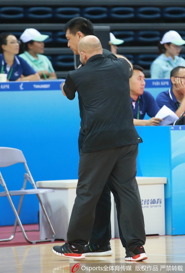 雷蒙外线突施冷箭，面对扑防从容出手，篮球在空中划出优美弧线，直钻网窝。