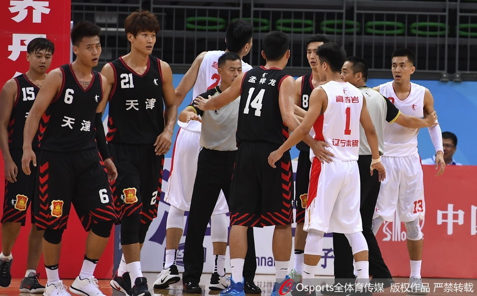 辽宁队替补席瞬间沸腾，球员们挥舞着毛巾振臂高呼，为场上队友的精彩表现忘情庆祝，团队的凝聚力和兴奋感溢于言表。