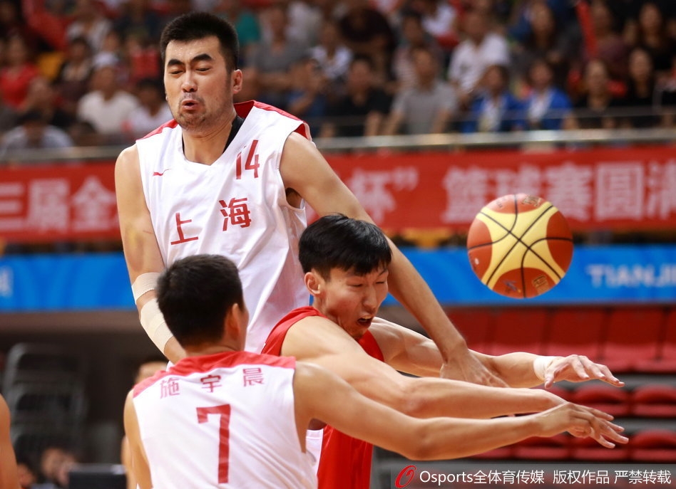 神射手丛明晨在三分线外手起刀落，篮球在空中划过一道完美的彩虹弧线，仿佛要将对手的反扑希望一击致命。