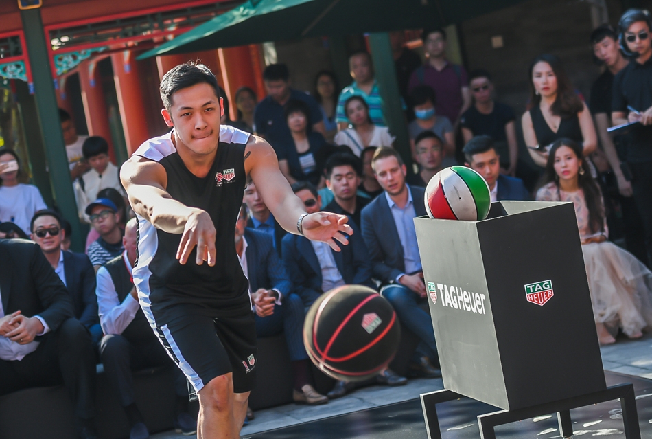 发布会结束后，众人来到户外合影。姚明、比弗先生以及所有嘉宾一同站在镜头前，背景是朗润园的飞檐翘角。灿烂的阳光下，每个人的脸上都绽放着笑容，这张大合影定格了泰格豪雅与CBA携手同行的美好开端，也预示着一个更加精彩的CBA赛季即将到来。