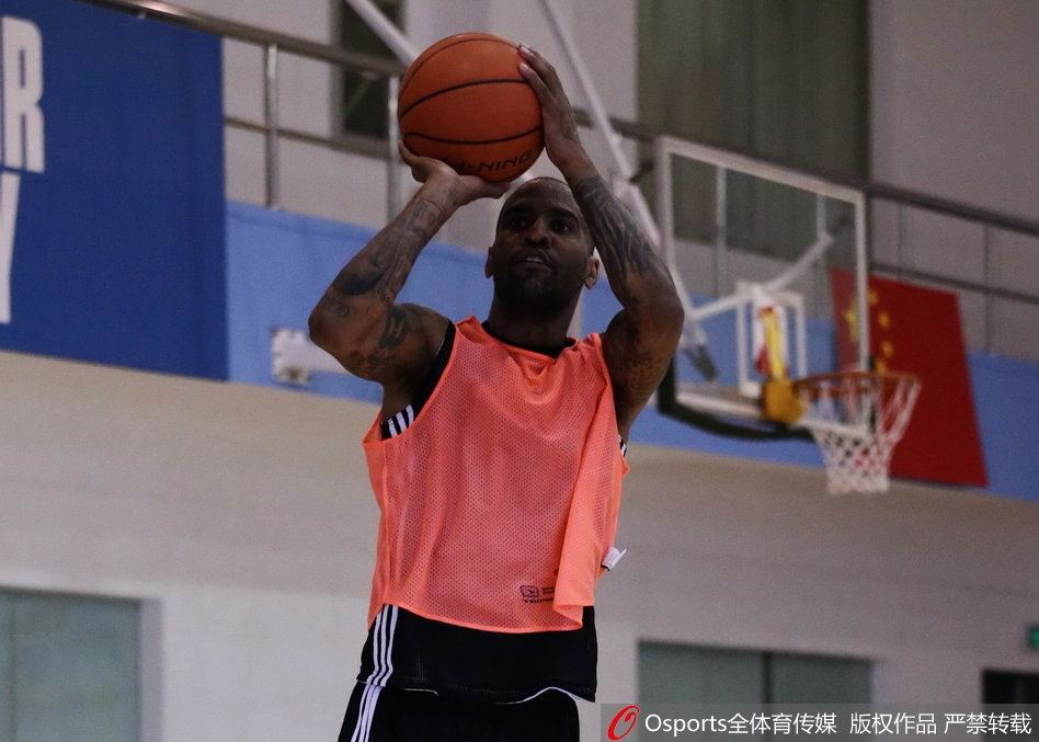 夕阳的余晖拉长了球员们离场的影子，他们背着行囊，汗湿的球衣证明着刚才的拼搏。虽然只是普通的一堂训练课，但每一个离开的背影都显得无比坚定，他们知道，真正的战斗即将开始。