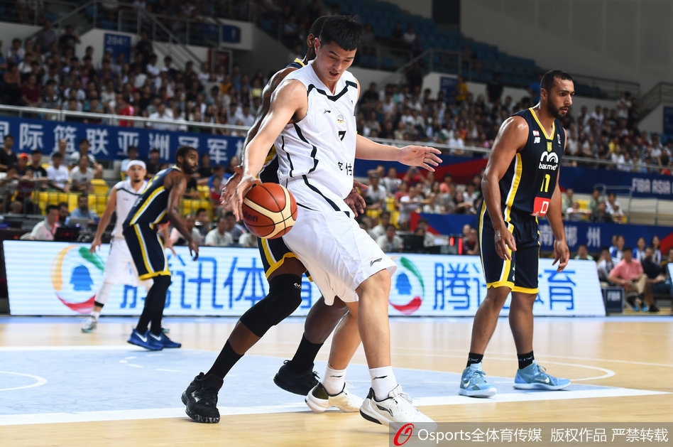 黎巴嫩球员海达尔在新疆队内线轻松上篮，新疆男篮的防线在这一刻形同虚设