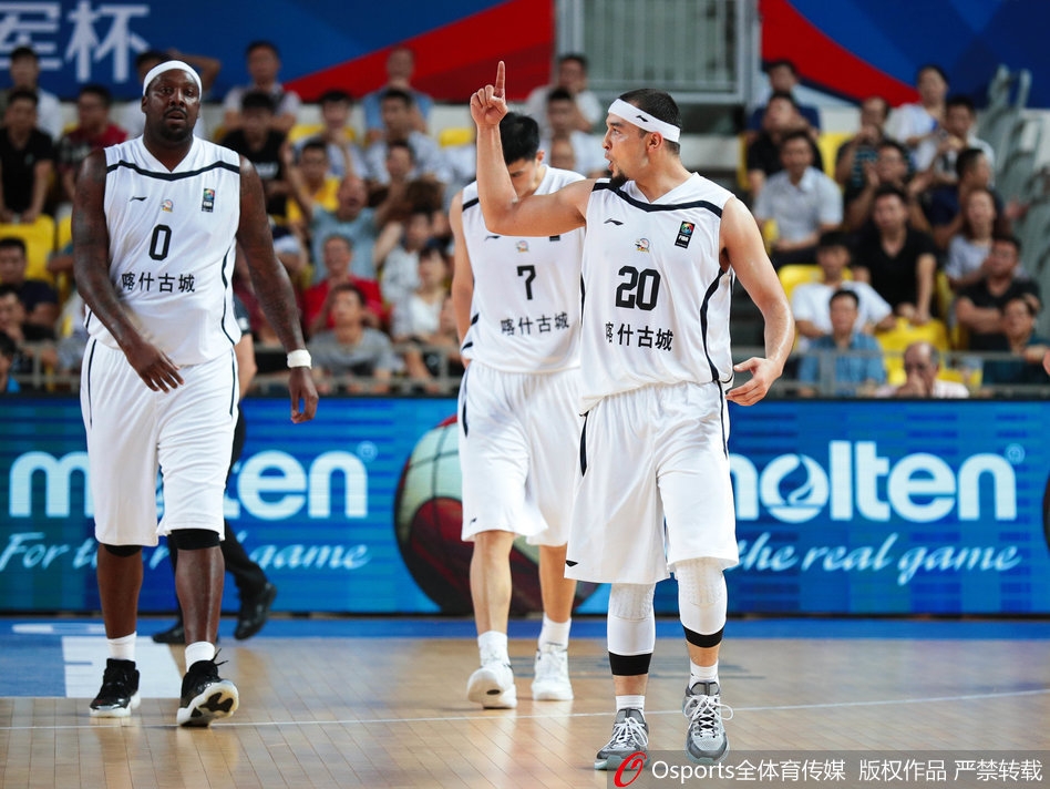 新疆队大外援布拉切在防守中移动缓慢，略显臃肿的身材显示他尚未恢复到比赛状态