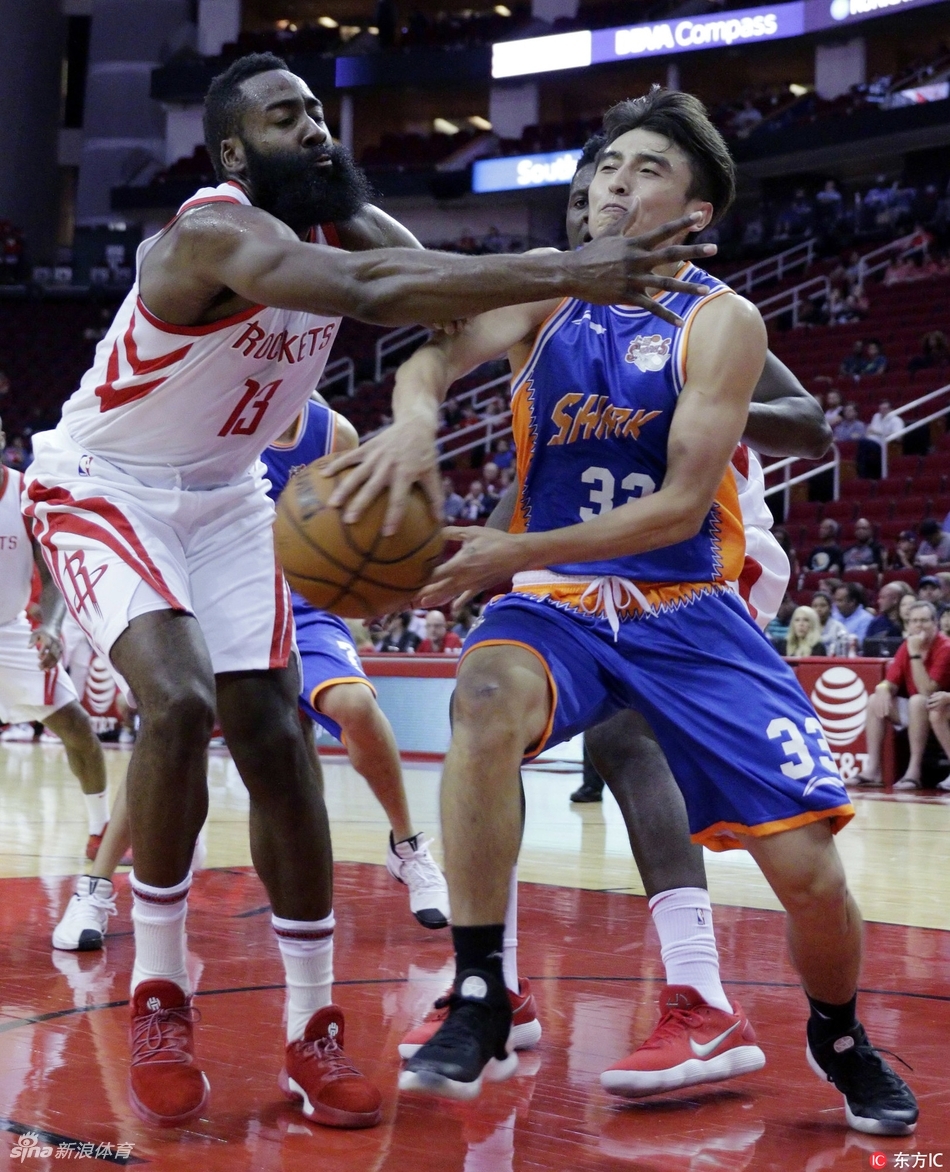 赛后，周琦与队友们轻松地走下场，他的脸上带着自信的微笑，这场比赛中的出色表现让他对即将开始的新赛季充满了期待。