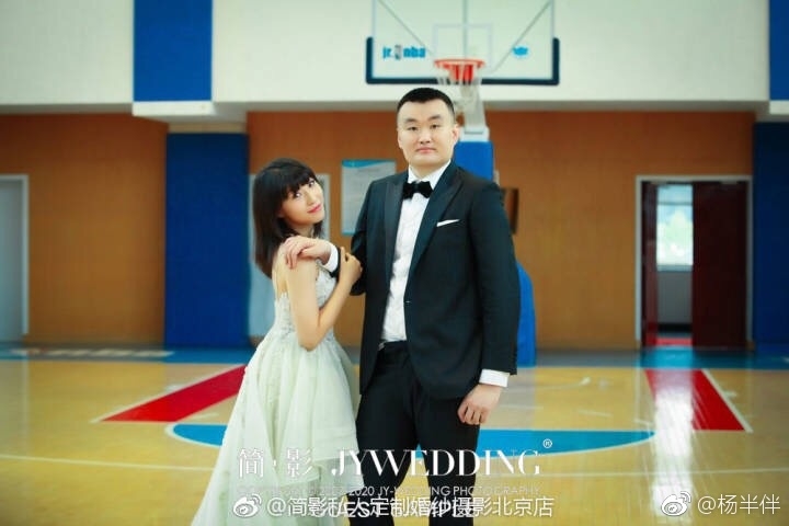 新郎深情地望向身披白纱的杨半伴，两人执手对视，画面充满了爱意与对未来的美好憧憬。