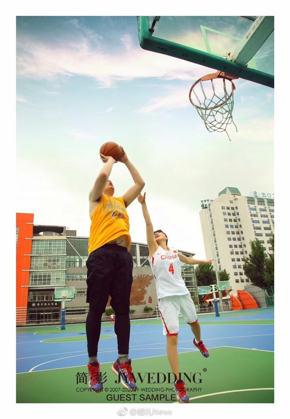 婚礼现场杨半伴与亲友大合影，她手拿捧花站在C位，笑容灿烂，身后是满座的宾朋和美好的祝福。