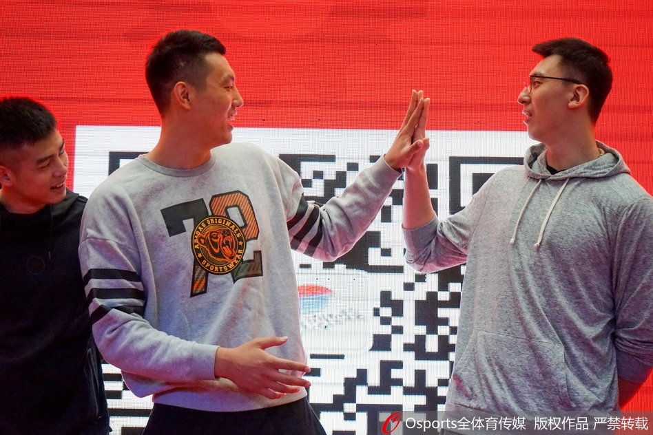 方硕在见面会上露出灿烂笑容，休赛期的苦练让他对新赛季充满底气，准备在新的战术体系中承担更多责任