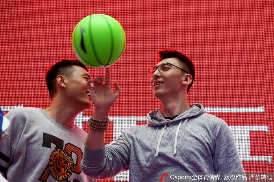 新援汉密尔顿与队友朱彦西在台下认真聆听发布会内容，两人不时交流战术细节，显示出内线组合的初步化学反应