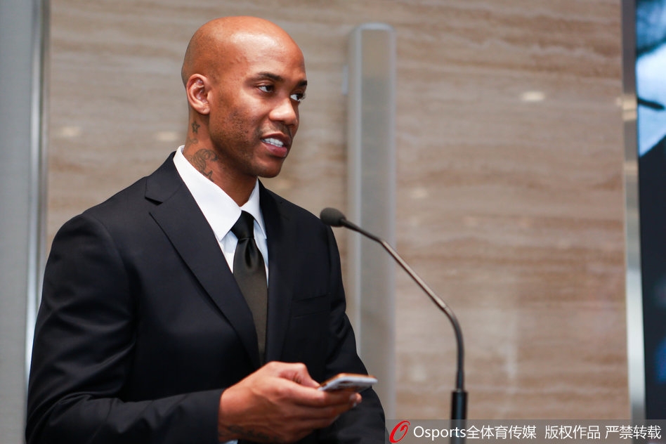 仪式最后，全队将手紧紧叠在一起，齐声高呼“突破”口号，这一刻的团结与士气，预示着新赛季的北控男篮将为了同一个梦想拼尽全力。