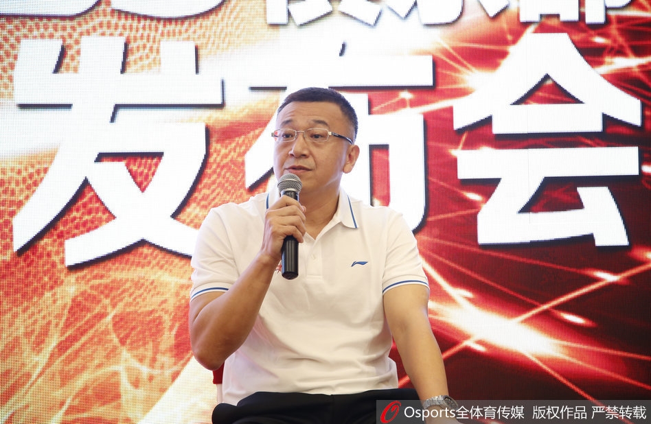 球迷代表与教练组互赠礼品,气氛融洽温馨,范斌指导接过礼物时弯腰致意,展现了铁帅柔情的一面。