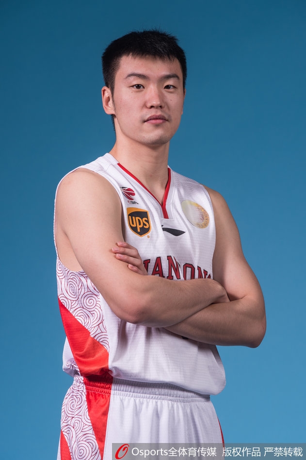 内线悍将陶汉林蓄势待发,人称‘中国小鲨鱼’的他将是山东禁区最坚实的屏障。