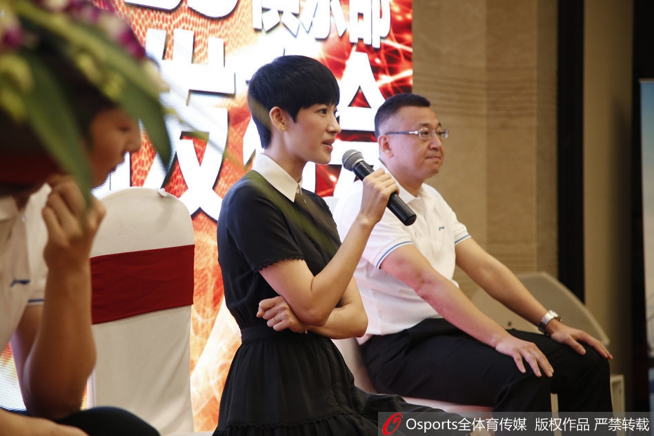 热情的福建球迷代表将一尊极具地方特色的少林功夫雕像送到外援手中,外援露出惊喜的笑容,这一刻篮球与闽南文化完美交融。