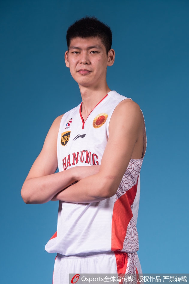 山东高速全队集结,新援老将并肩而立,这张全家福定格了齐鲁军团冲击巅峰的壮志雄心。