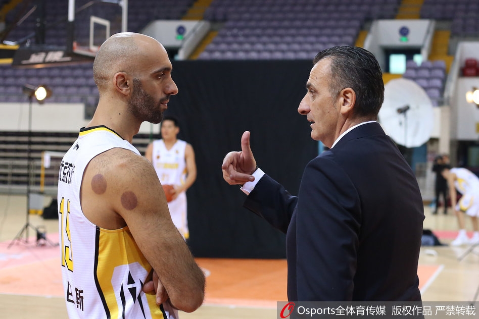 亚洲外援阿巴斯在拍摄间隙与队友搞怪互动，展现了他铁血球风之外风趣的一面，这位约旦老将是北控队内线不可或缺的防守支柱。