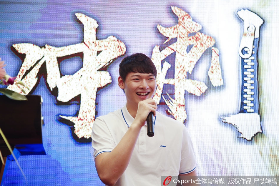 美女老总伍佰兰在发布会致辞时眼神坚定,一袭干练装束尽显巾帼本色,微笑中透露出对新赛季的无限憧憬。