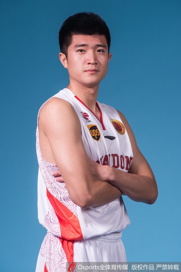 老将张庆鹏神情坚毅,他的经验与三分冷箭将成为山东队替补席上不可或缺的致命武器。