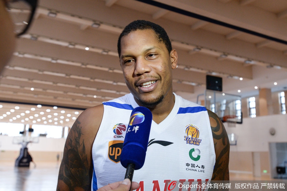 年轻球员史仪、时德帅等人围在一起玩起自拍，他们脸上洋溢着青春无敌的笑容，比出搞怪的剪刀手，仿佛在宣告属于天津男篮的新生力量已经准备就绪。