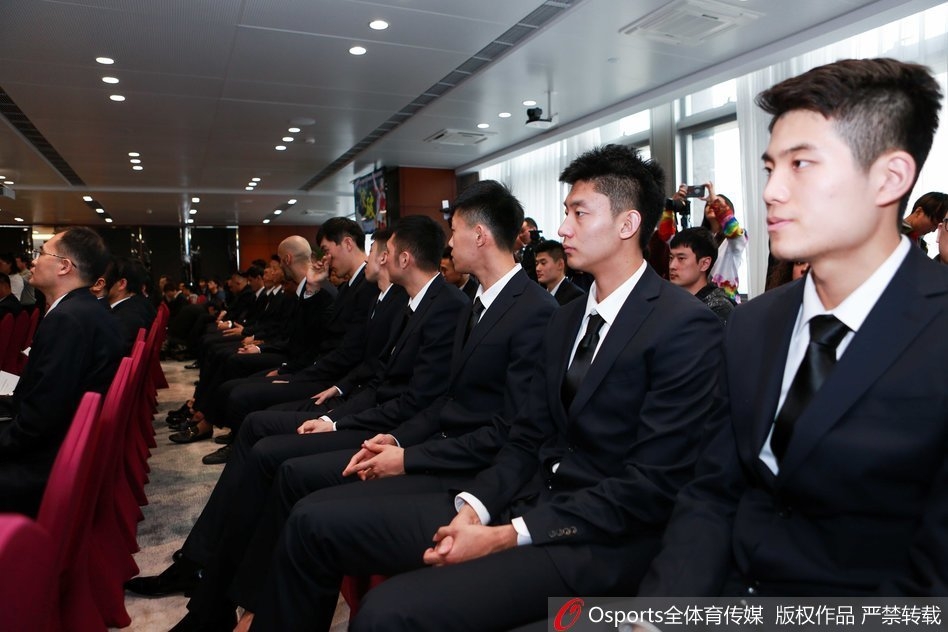 全队将士身着修身正装整齐列队，马布里站在C位气定神闲，新援兰多夫与阿巴斯分列两侧，一支全新战舰的豪华阵容在此刻定格。