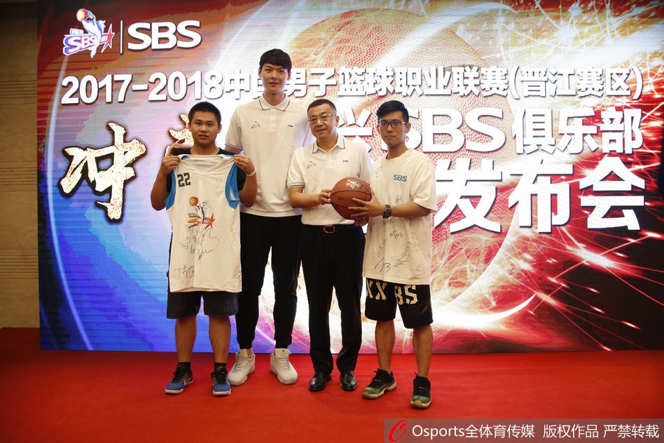 球队核心王哲林在答记者问时神情专注,作为内线支柱的他新赛季将承担更多攻防重任,眼神中闪烁着对胜利的渴望。