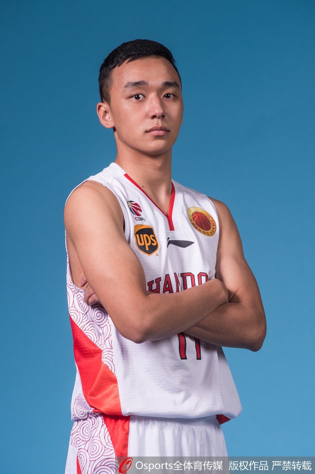 泰·劳森面带微笑,眼神中透出前NBA全明星球员的自信与灵动,蓄势待发掌控球队进攻脉搏。