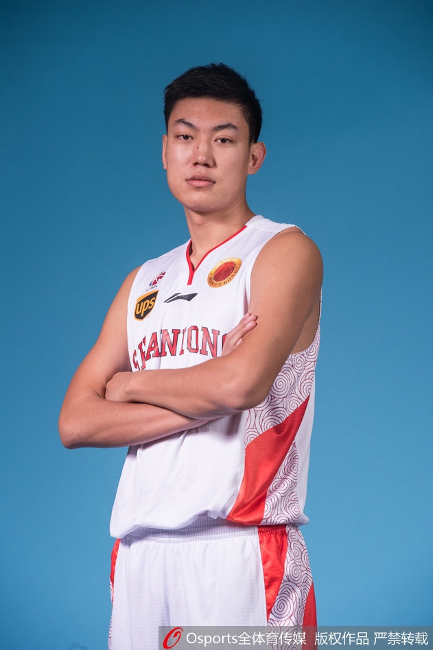 立陶宛中锋莫泰尤纳斯在镜头前展露强悍肌肉,预示着他将在新赛季的内线翻江倒海。