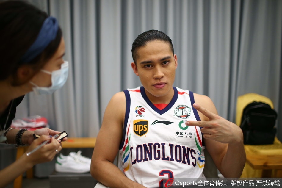 身穿全新战袍的范子铭在镜头前摆出酷酷的姿势，年轻的脸庞上写满了冲劲，这位内线新星期待在新赛季篮下翻江倒海。