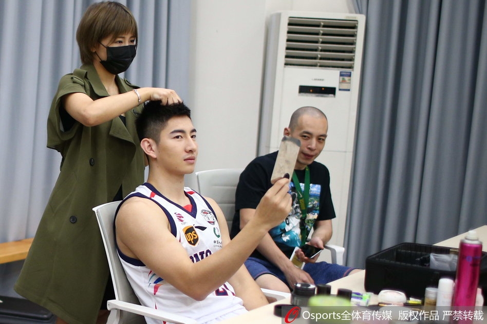 走进广州龙狮队的魔法化妆间，化妆师正为球员做赛前定妆，镜中的身影与桌上的刷具仿佛在诉说一场关于颜值的战役即将在CBA赛场打响。