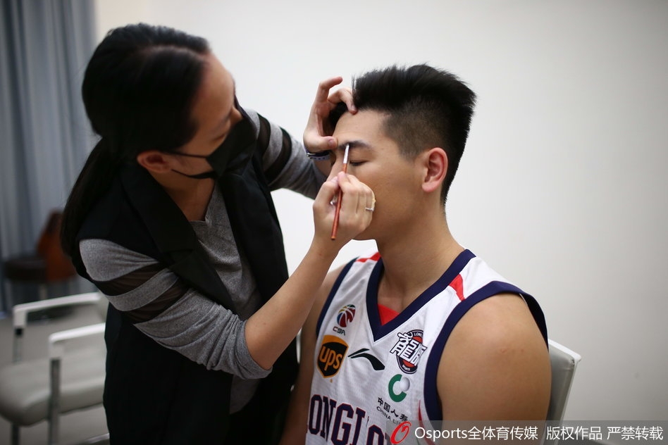 拍摄完成，球员们整理衣装准备离场，身后的背景板与散落的器材记录着这场光影盛宴，而前方的赛场才是他们真正的战场。