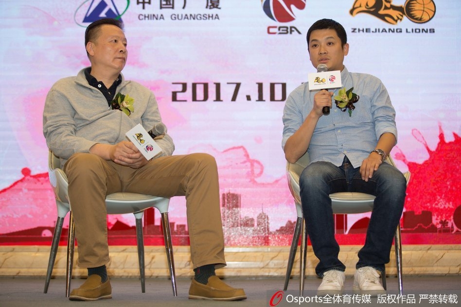 功勋教头李春江在发布会上面带微笑地倾听记者提问，他手中握着新赛季的秩序册，身后的战术板虽然空白，但人们知道他的心中早已绘满了进攻的蓝图。