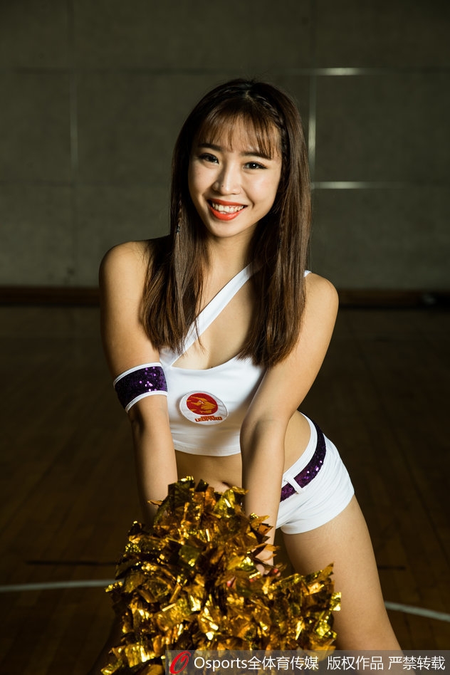 啦啦队员扎着清爽马尾，身穿蓝白短裙在镜头前轻盈跃起，如同在赛场上腾空的那一刻，充满了青春的律动与张力。