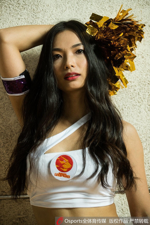 赛后，所有啦啦队员集体向观众席鞠躬致意，她们用真诚感谢球迷的支持，这一刻的温情与赛场上的热辣形成动人对比。