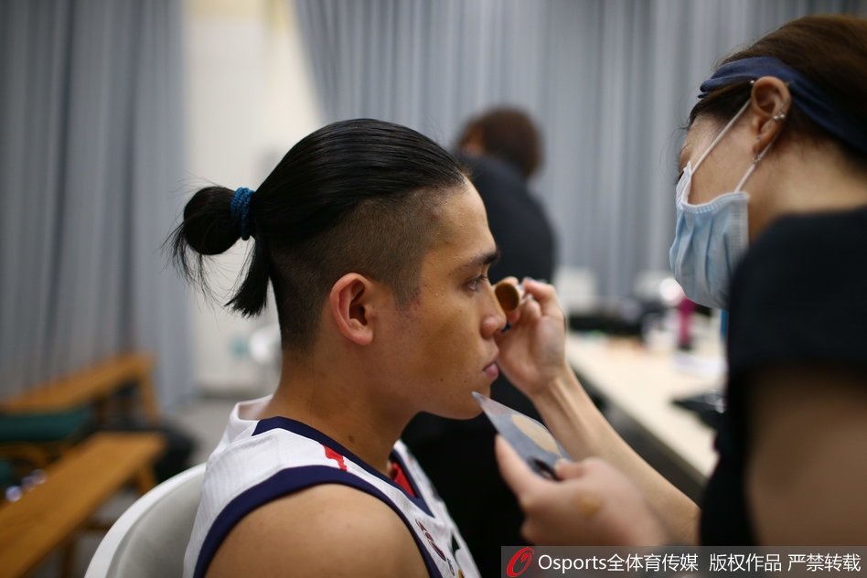 外援泰勒·汉斯布鲁在化妆间里露出憨厚笑容，高大的身躯蜷缩在化妆椅上，赛前的放松时刻被镜头定格，铁汉柔情一览无余。