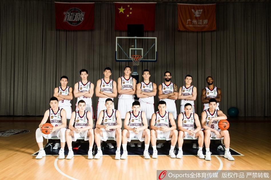 广州龙狮队众将齐聚一堂，在深色背景的映衬下，他们坚毅的眼神和蓄势待发的姿态，仿佛在宣告一个新纪元的到来。