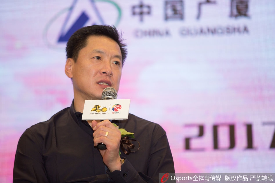 胡金秋在队友的起哄下扭动着身躯，露出腼腆又开心的笑容，一旁的新援赵天熠也加入其中，更衣室里的欢乐气氛透过画面感染着每一个球迷。