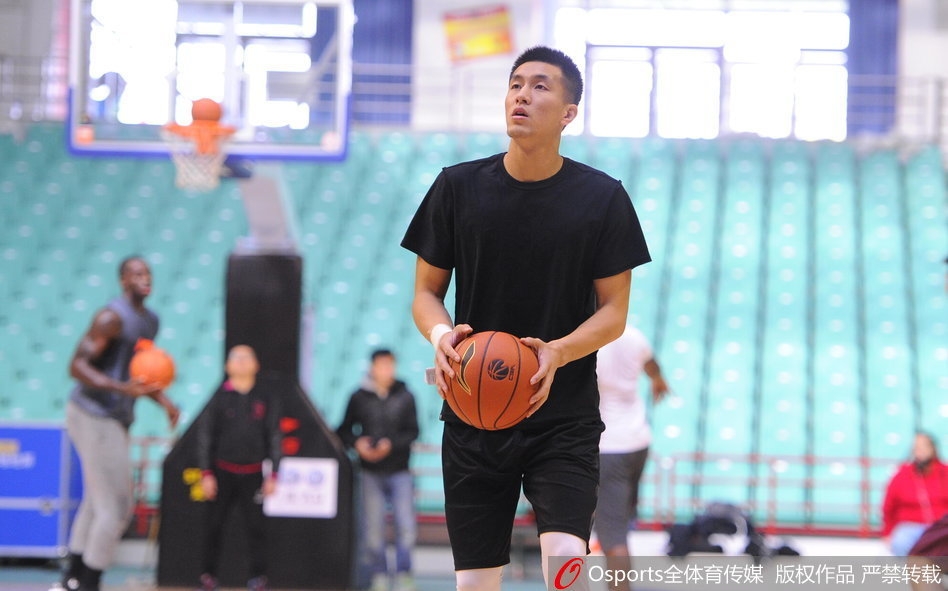 训练间歇，郭艾伦与队友并肩站立，眼神中透露出对胜利的渴望，简单的拉伸动作也显得张力十足。