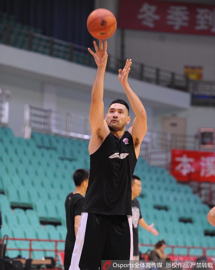 球馆内的灯光将影子拉长，郭艾伦的投篮姿态定格在这一刻，仿佛是在为即将到来的新赛季描摹一幅完美的蓝图。