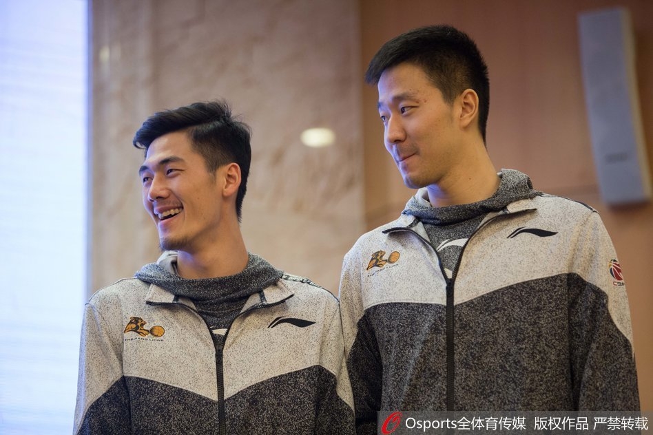 鞠鹏与赵天熠两位新援并肩而立，胸前崭新的队标反射着灯光，他们手中紧握着即将陪伴自己征战沙场的球衣，脸上写满了对新征程的期待。