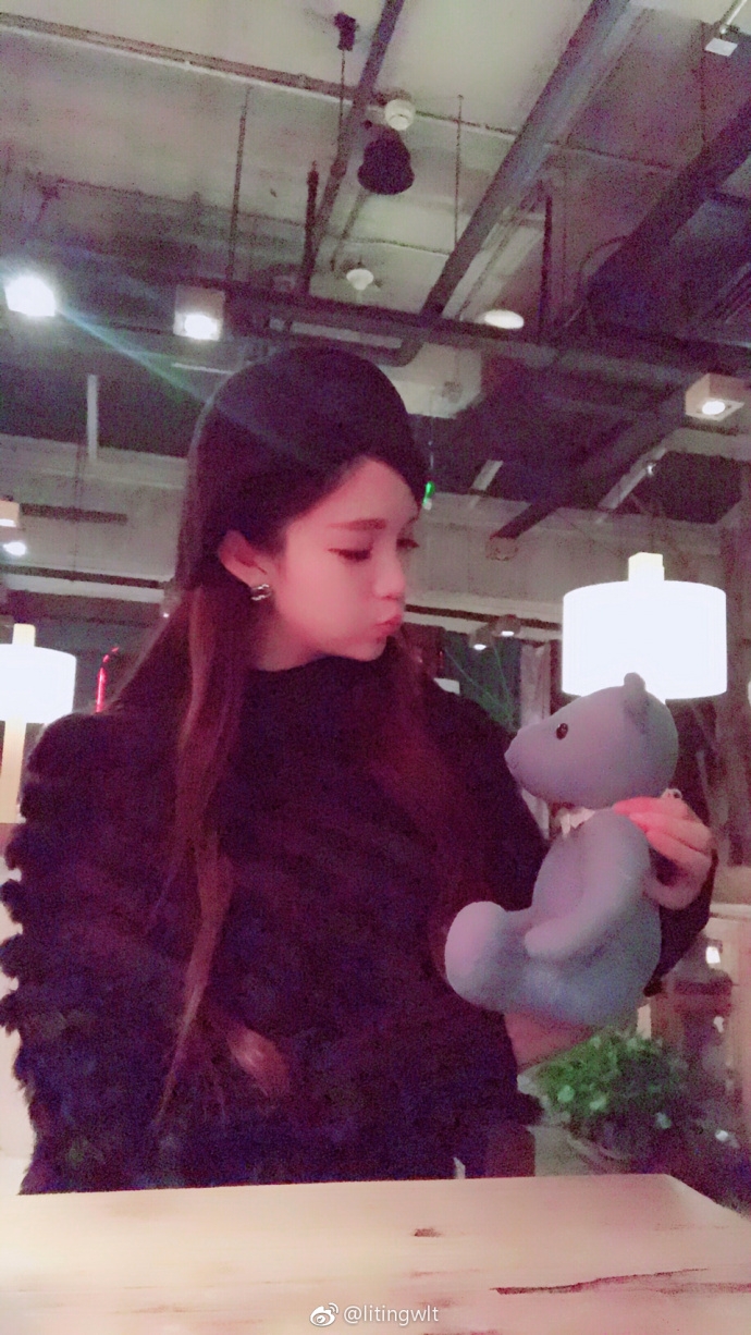 夕阳的余晖勾勒出温柔的侧颜，她轻抚秀发，眼神清澈而明亮，画面中洋溢着青春特有的朝气与对生活的无限热爱。