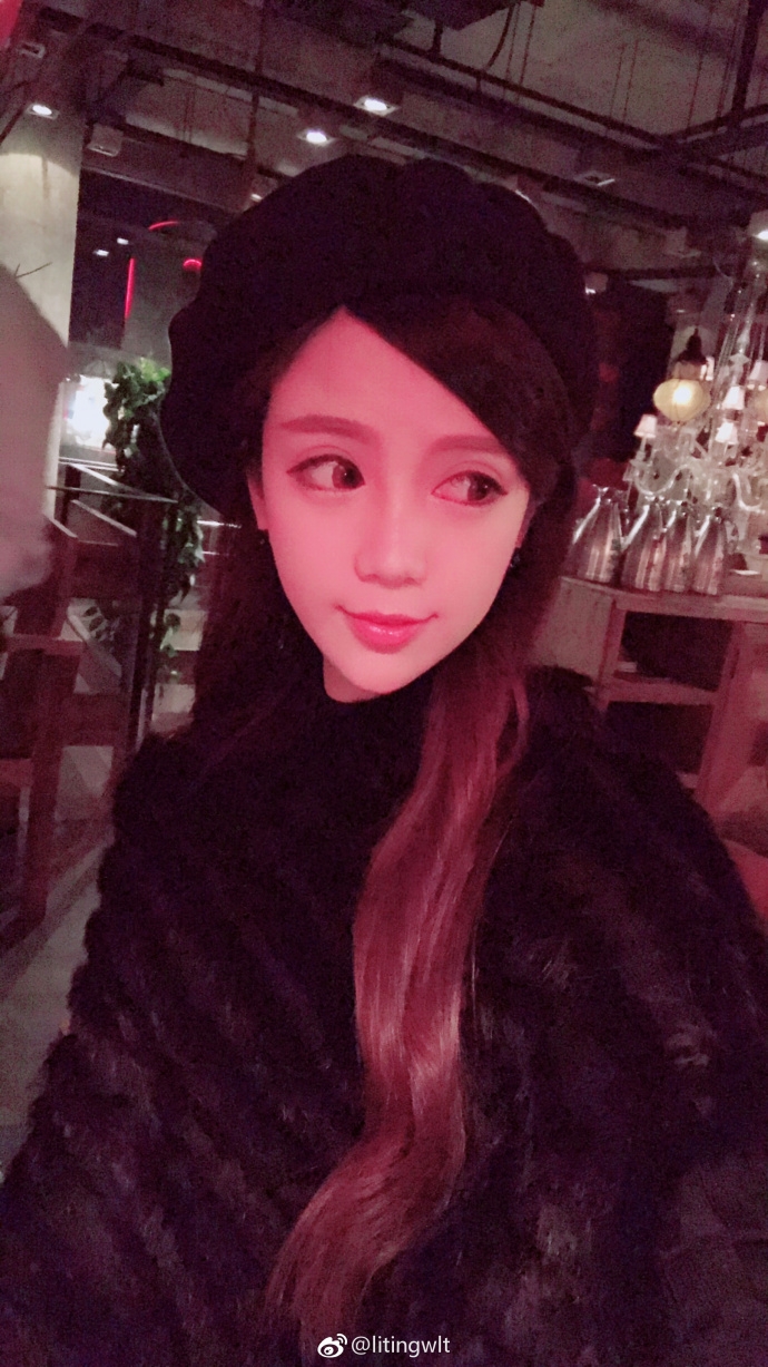 场边的她安静地注视着远方，微卷的长发搭在肩上，嘴角挂着一抹恬淡的微笑，仿佛在回忆那些跟随球队南征北战的青春印记。