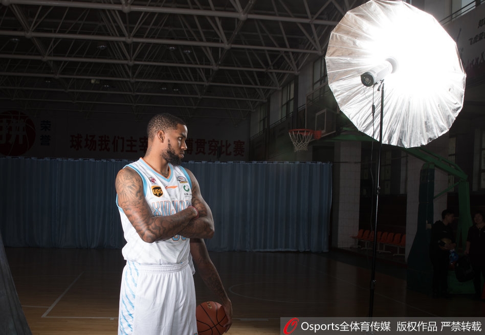 李根与孙桐林在拍摄中相视大笑，肌肉碰撞的硬汉形象与开怀大笑的爽朗形成鲜明对比，兄弟情谊在镜头前自然流露。