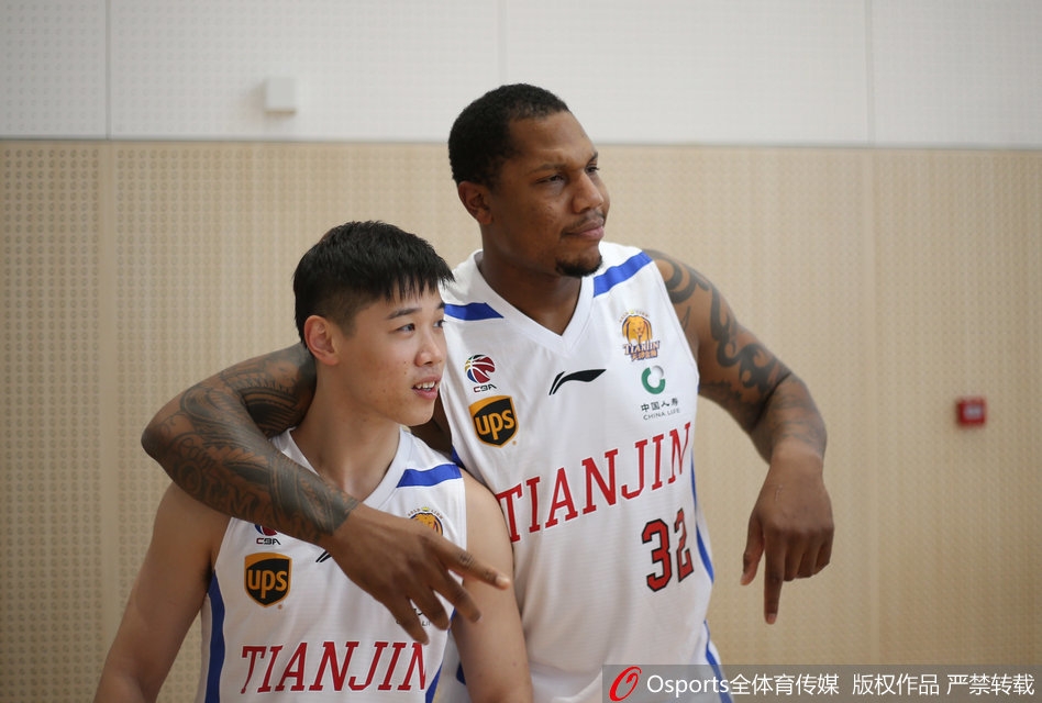 面对镜头，霍尔曼不再是赛场上那个在内线翻江倒海的猛兽，他蜷缩在摄影椅上，双手合十放在脸侧，做出夸张的沉睡姿势，假装自己已经在镜头前甜甜入睡。