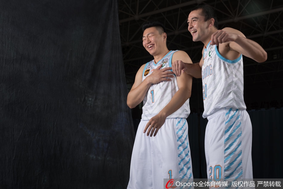 西热力江木合塔尔在拍摄中表情严肃，眉头微蹙，张开的右手五指仿佛正要对对手进行紧逼防守，展现着他在场上标志性的顽强与不屈。