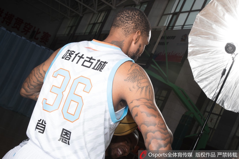 俞长栋在队友身后露出搞怪表情，搞怪的鬼脸与正式写真的严肃形成反差萌，展现了冠军球队轻松和谐的更衣室氛围。