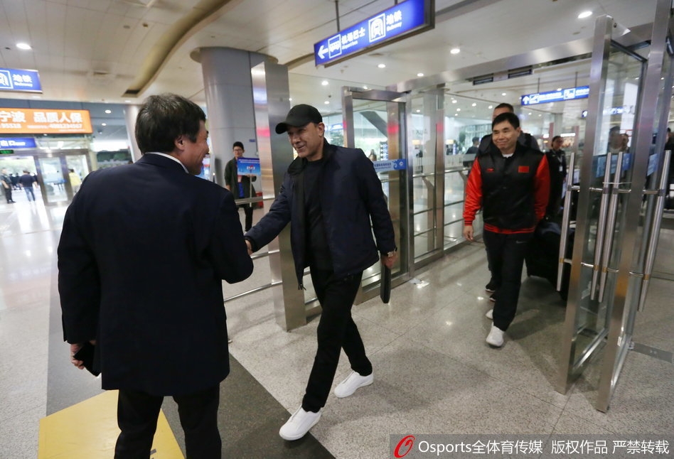 八一男篮的大巴车刚停稳,球员们提着行李有序走下,走在最前面的球员目光坚定,仿佛预示着新赛季即便荆棘满途,他们也将义无反顾。