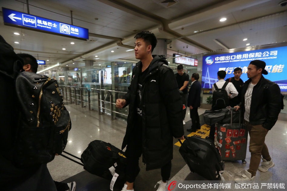 训练场上,雷蒙正在进行拉伸,他咬紧牙关,额头渗出细密的汗珠,柔和的顶灯给他硬朗的轮廓镀上了一层金色的光芒。