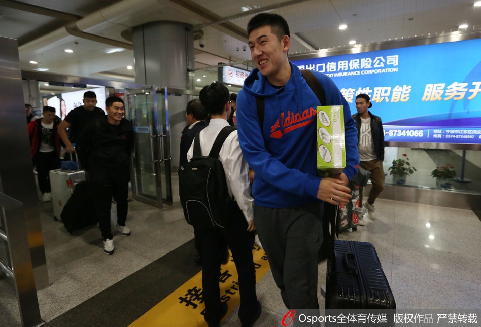 在酒店大堂,主教练阿的江面色从容地接受着工作人员的问候,他身后是来来往往搬运着行李的队员,一幅大战前夕的宁静画卷正在北仑展开。