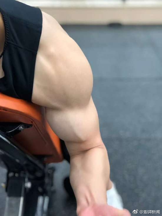 孙婧琪侧身展示手臂肌肉，饱满的肱二头肌如同山峦般起伏，线条流畅而充满力量，完美诠释了刚与柔的结合。