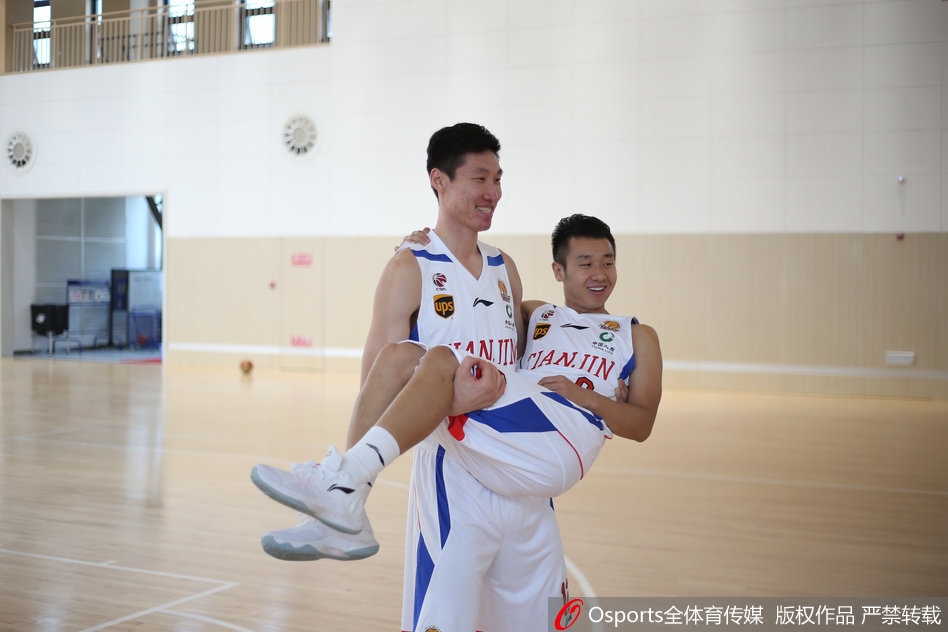 拍摄间隙，霍尔曼手持自拍杆与队友们完成大合影，他那超过两米的身高让他轻松俯拍全场，屏幕里挤满了天津队球员们灿烂的笑脸。